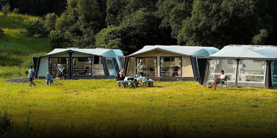 파워뱅크란 무엇인가요? 여러분은 파워뱅크(간혹 태양광 발전기라는 표현도 사용합니다)를 기본적으로 캠핑 여행에서 사용하고 싶은 모든 장비에 전력을 공급해 주는 거대한 배터리와 같다고 생각하시면 됩니다. 다만 그뿐이 아닙니다. 이런 긴 수명...